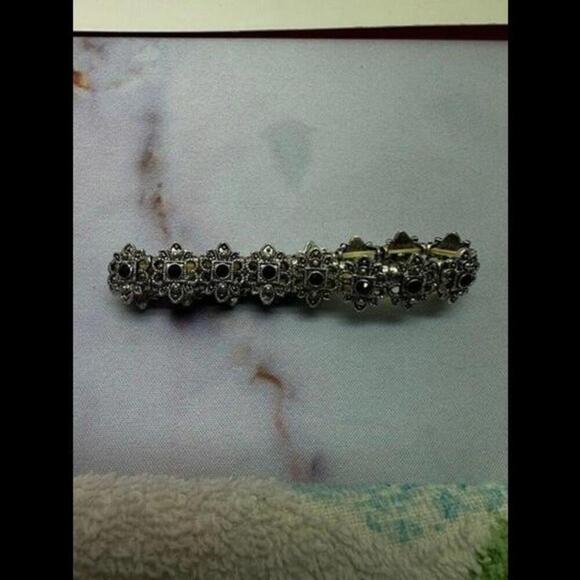 Elevate Your Style with Elegance: Unique Black Jeweled Bracelet - Picture 2 of 2